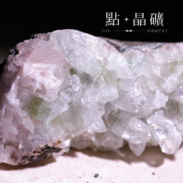 魚眼石｜翠光爍爍｜原礦 魚眼石,魚眼石原礦,原礦,礦石擺件,水晶擺件,礦物標本,心輪,頂輪,冥想,點晶礦