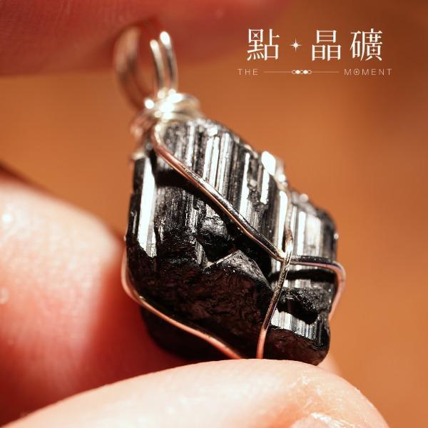黑碧璽｜金屬繞線｜墜子 黑碧璽,黑碧璽墜子,碧璽原礦,水晶墜子,繞線墜子,守護能量,穩定情緒,天然水晶,點晶礦