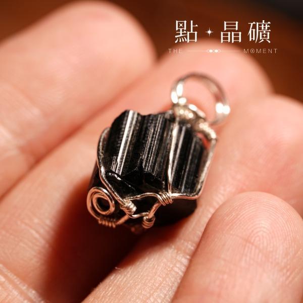 黑碧璽｜金屬繞線｜墜子 黑碧璽,黑碧璽墜子,碧璽原礦,水晶墜子,繞線墜子,守護能量,穩定情緒,天然水晶,點晶礦