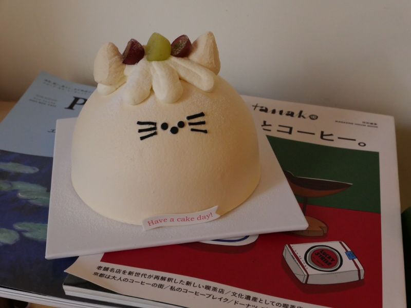 鹽之花牛奶糖奶蓋水果奶油貓貓戚風蛋糕 