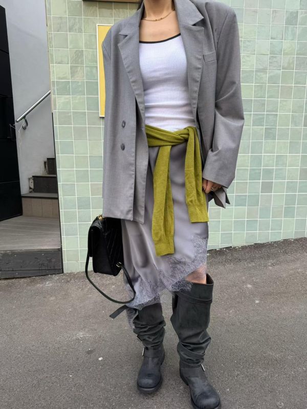 斜剪裁拼蕾絲緞面裙 