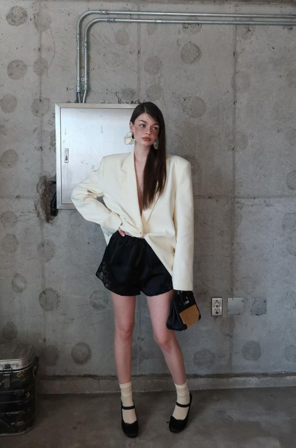 綁繩側蕾絲拼接緞面短褲 