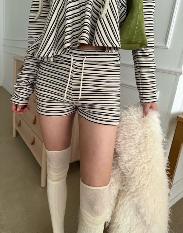 下擺荷葉條紋外套/條紋休閒短褲 