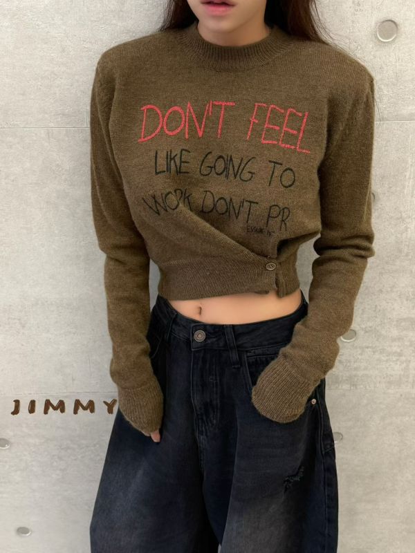 下鈕釦造型英字上衣 