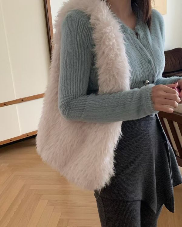 月牙型澎湃皮草包 