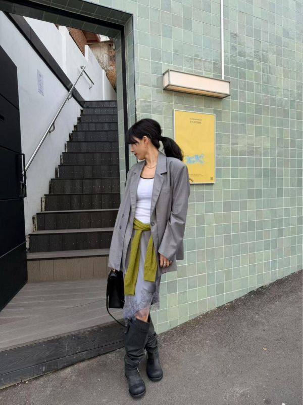 斜剪裁拼蕾絲緞面裙 