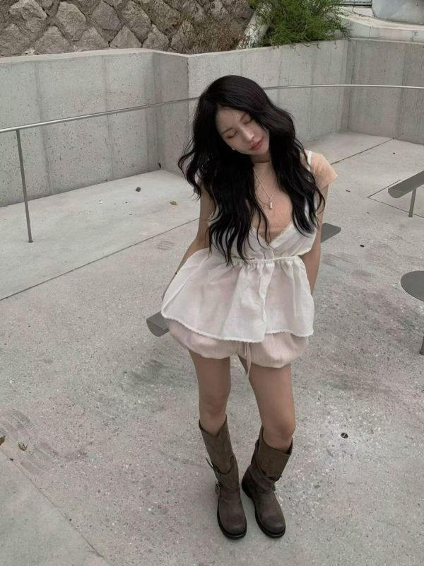 花邊V領細肩背心 