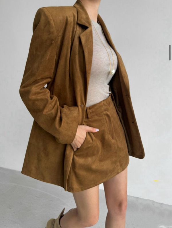 翻領墊肩寬鬆西裝外套/後鬆緊腰短裙 