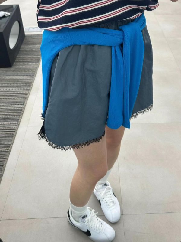 緞面蕾絲拼接短褲 