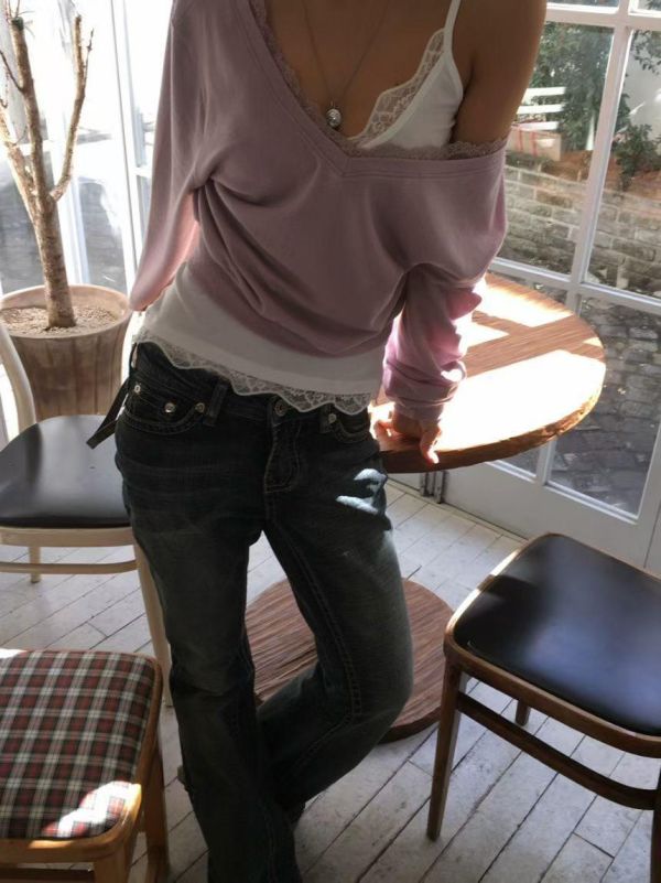 蕾絲滾邊V領彈性背心 