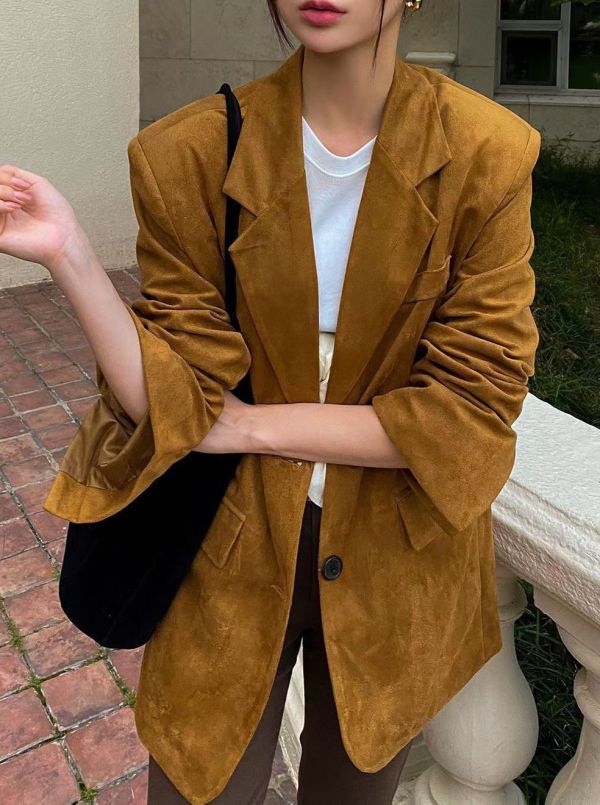 翻領墊肩寬鬆西裝外套/後鬆緊腰短裙 