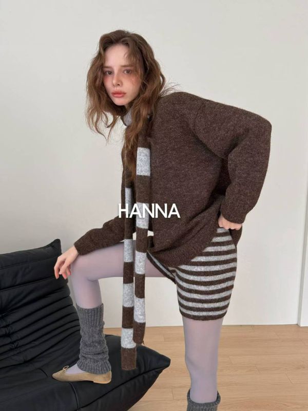 V領羊毛毛衣+條紋短褲SET(附領巾) 