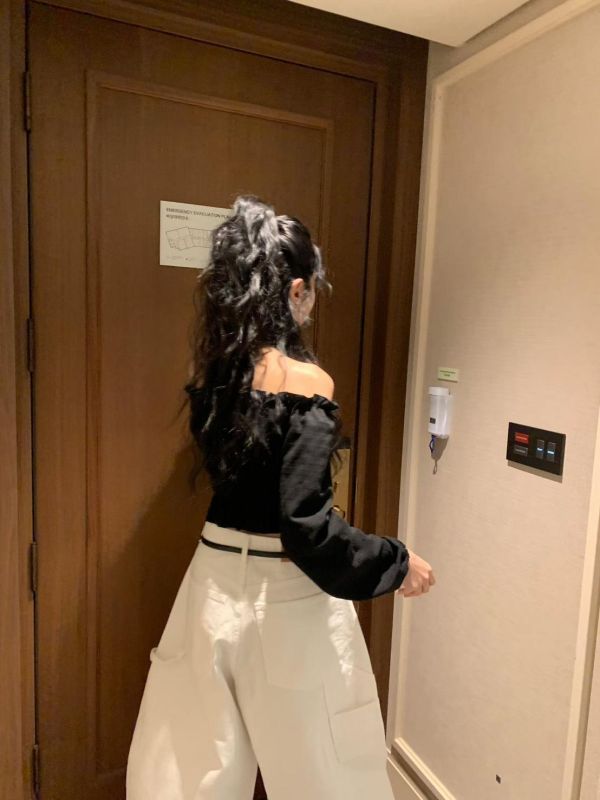 中間抽繩一字領上衣 