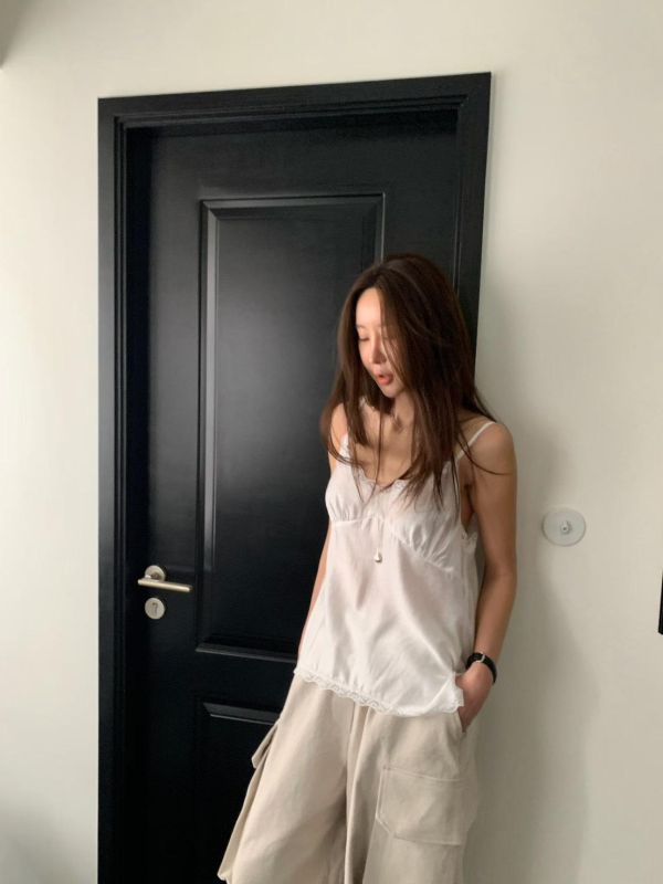 蕾絲圓弧絲綢背心 