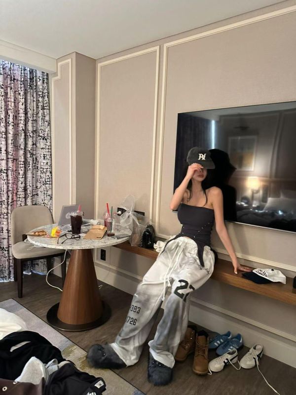 簍空鉚釘平口背心 