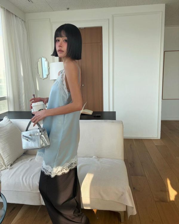 緞面光澤蕾絲細肩斜切背心 