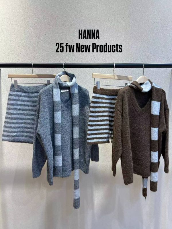 V領羊毛毛衣+條紋短褲SET(附領巾) 