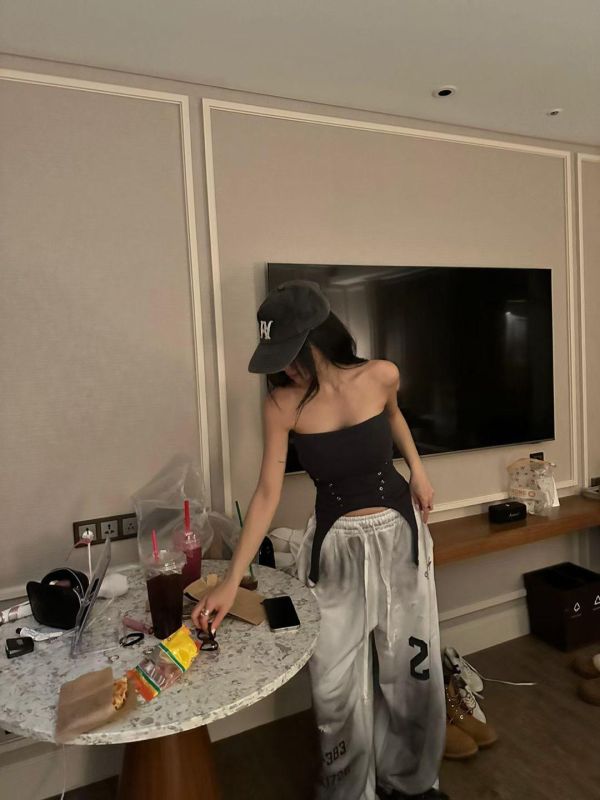 簍空鉚釘平口背心 