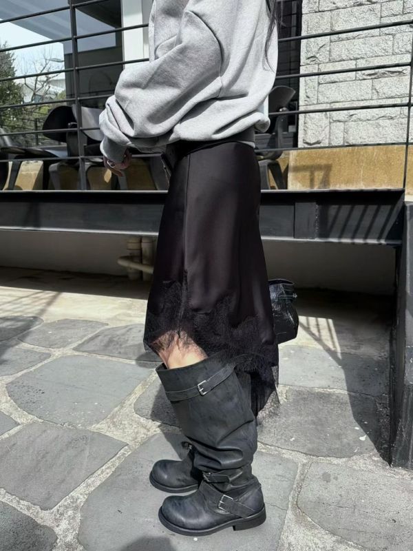 斜剪裁拼蕾絲緞面裙 