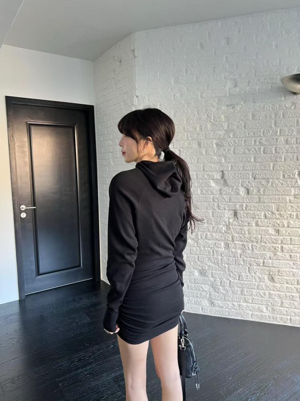 高領長袖皺褶包臀洋裝 