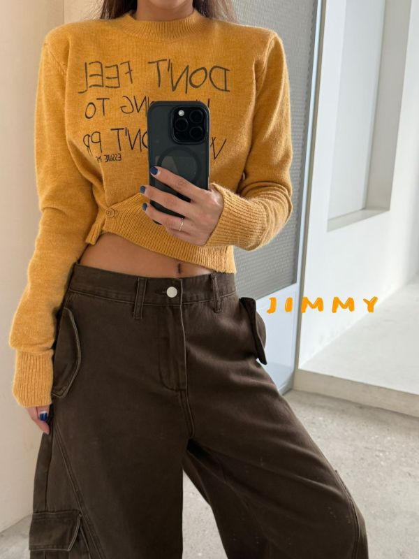 下鈕釦造型英字上衣 