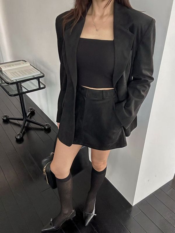 翻領墊肩寬鬆西裝外套/後鬆緊腰短裙 