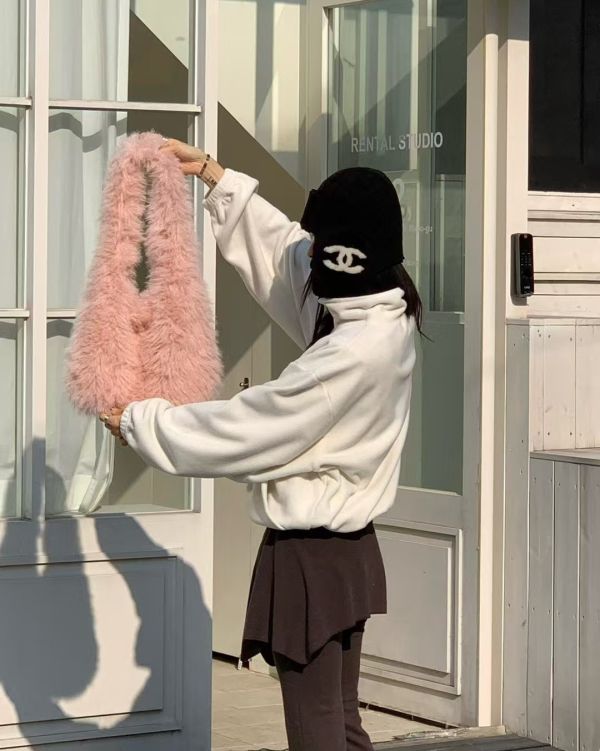 月牙型澎湃皮草包 