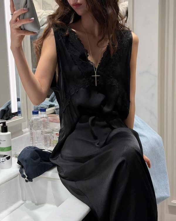 V領連身背心緞面蕾絲長洋裝 