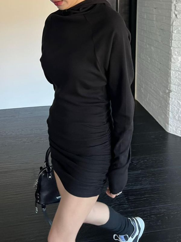 高領長袖皺褶包臀洋裝 