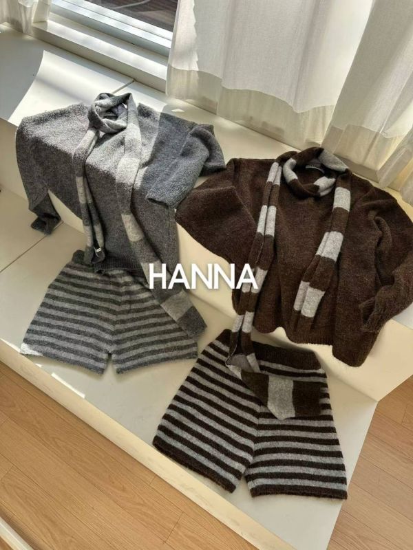 V領羊毛毛衣+條紋短褲SET(附領巾) 