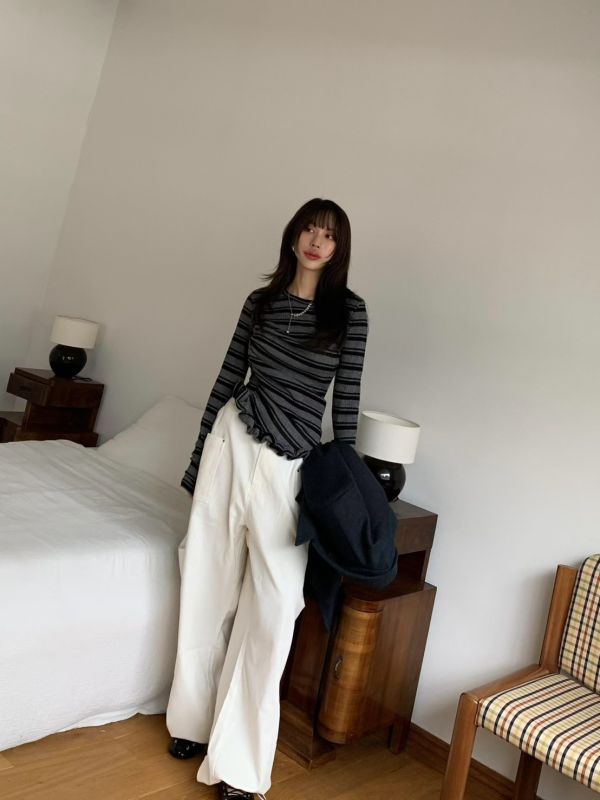 斜邊木耳邊條紋上衣 