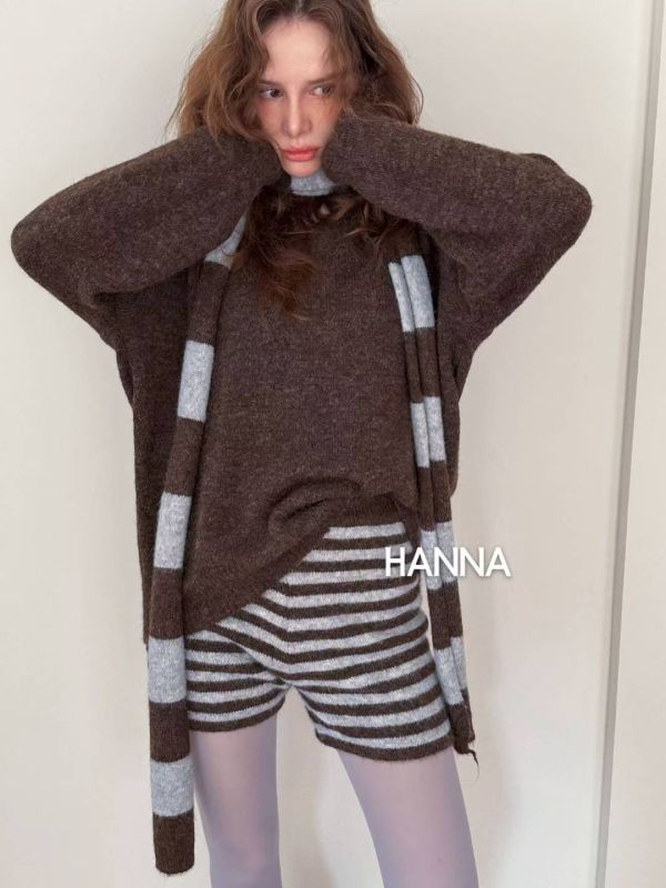 V領羊毛毛衣+條紋短褲SET(附領巾) 