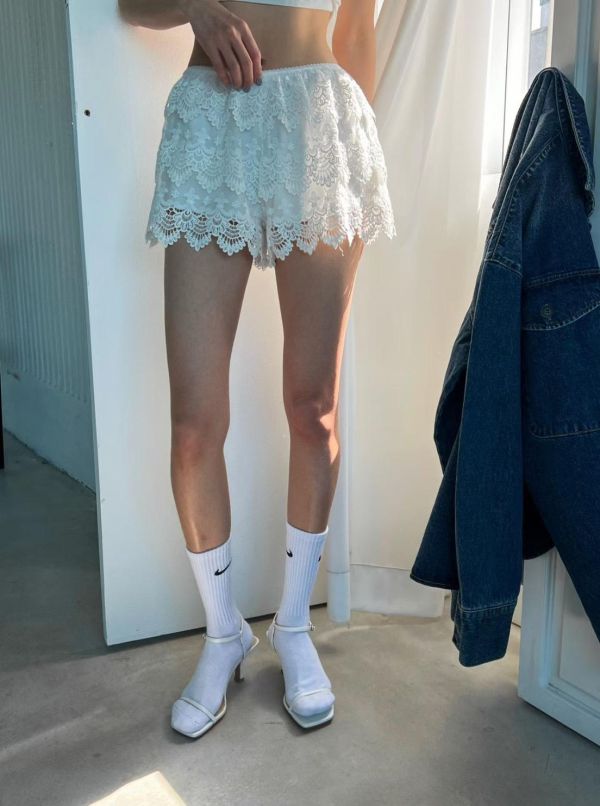縷空雕花蕾絲短褲 