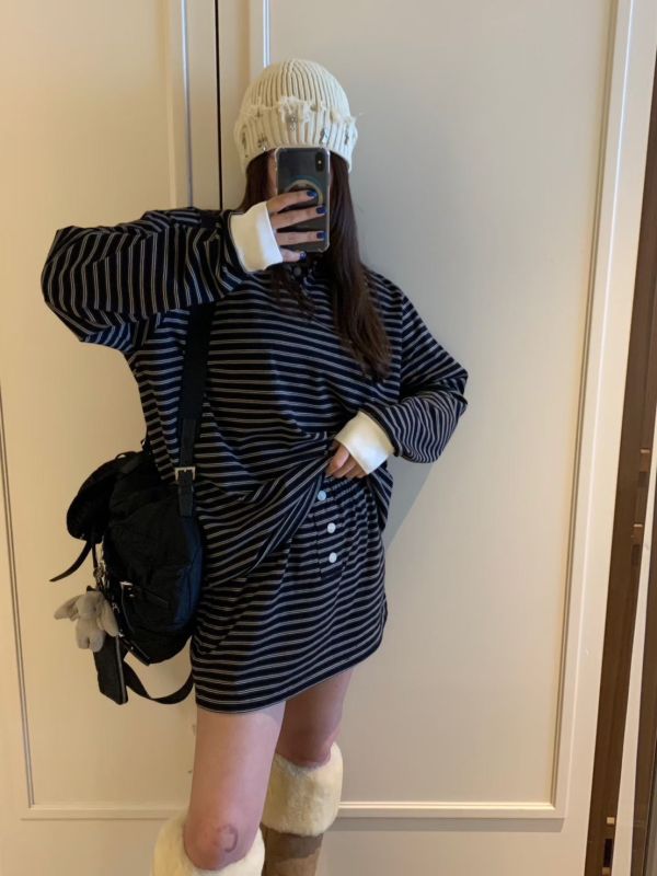 拼色細條紋POLO上衣/鈕扣條紋短裙 