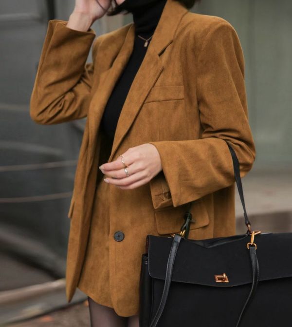 翻領墊肩寬鬆西裝外套/後鬆緊腰短裙 