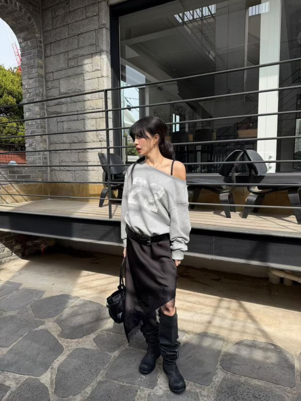 斜剪裁拼蕾絲緞面裙 