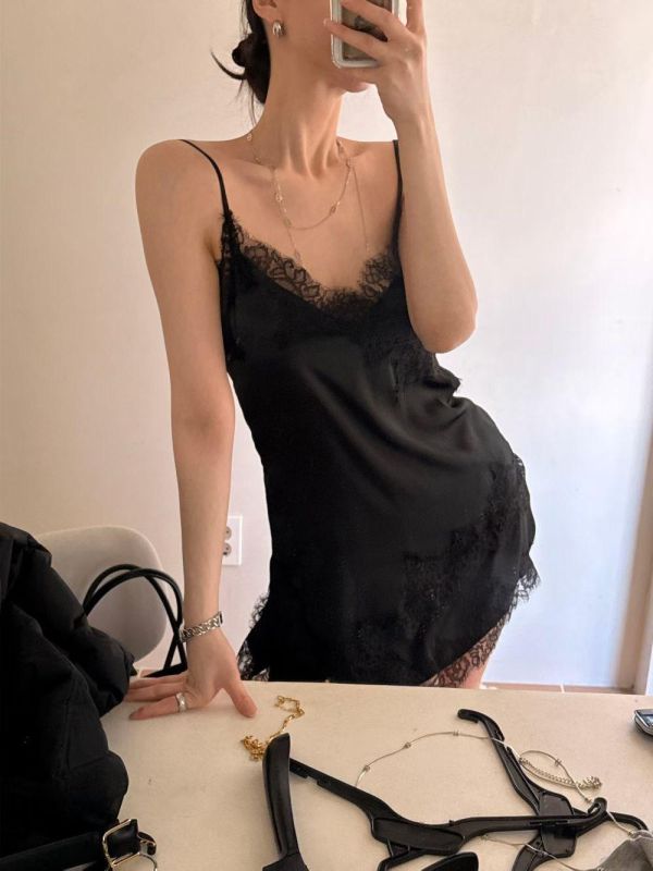 下斜邊蕾絲細肩背心 