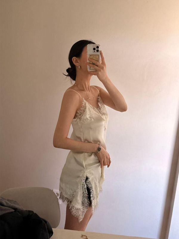 下斜邊蕾絲細肩背心 