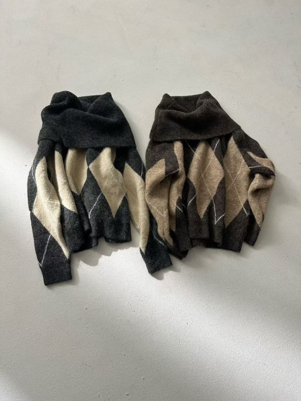 一字領菱格紋慵懶毛衣 