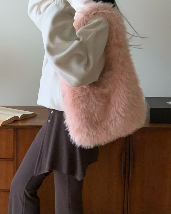 月牙型澎湃皮草包 