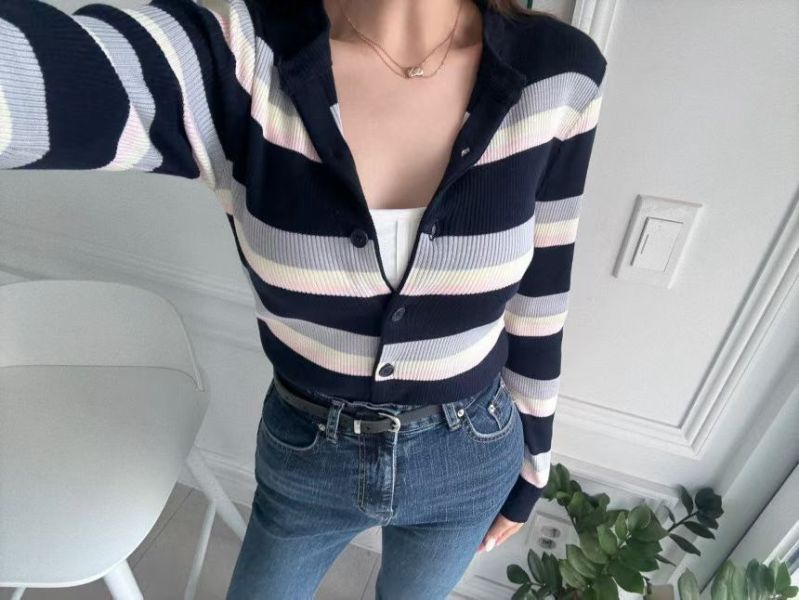 排釦條紋針織外套 