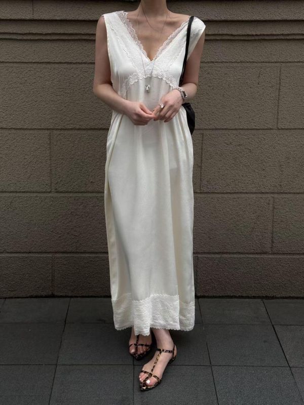 V領連身背心緞面蕾絲長洋裝 