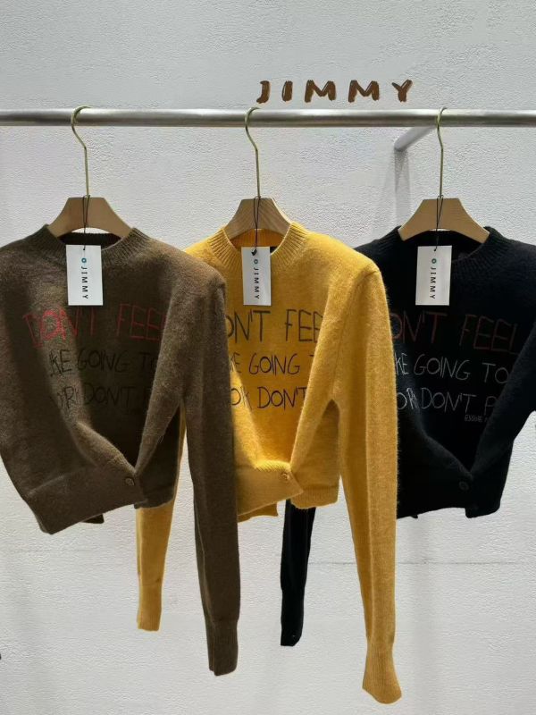 下鈕釦造型英字上衣 