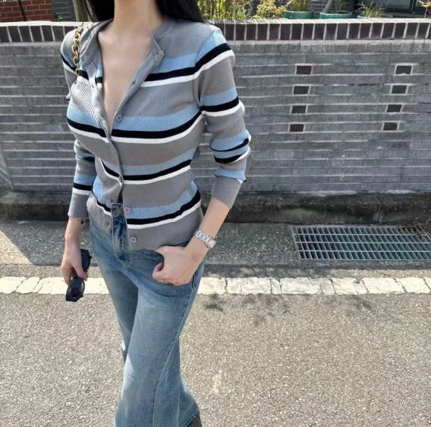 排釦條紋針織外套 