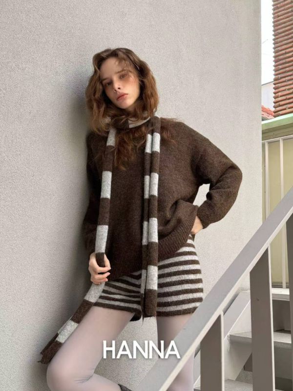 V領羊毛毛衣+條紋短褲SET(附領巾) 