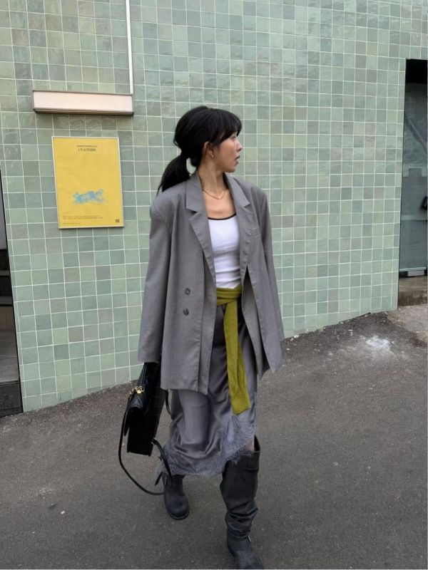 斜剪裁拼蕾絲緞面裙 