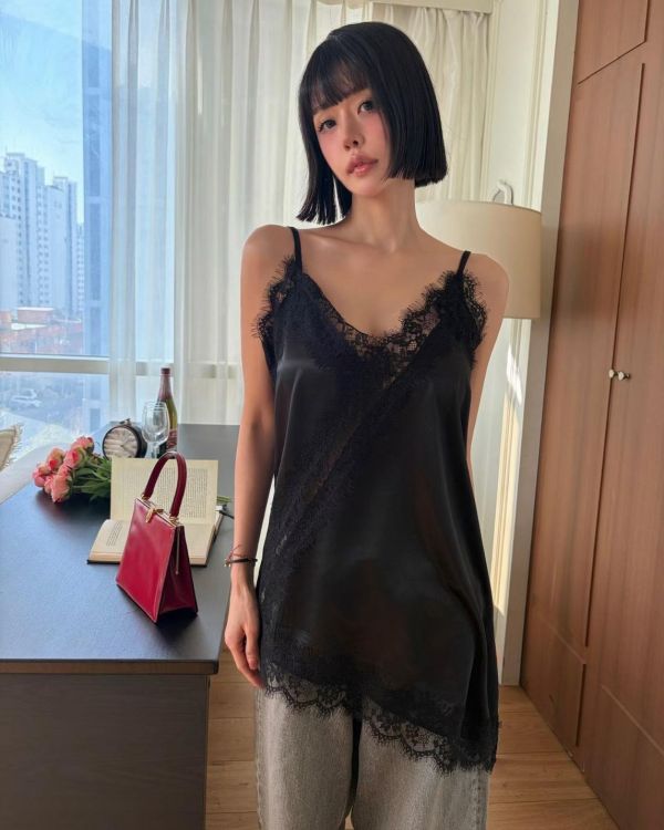 緞面光澤蕾絲細肩斜切背心 