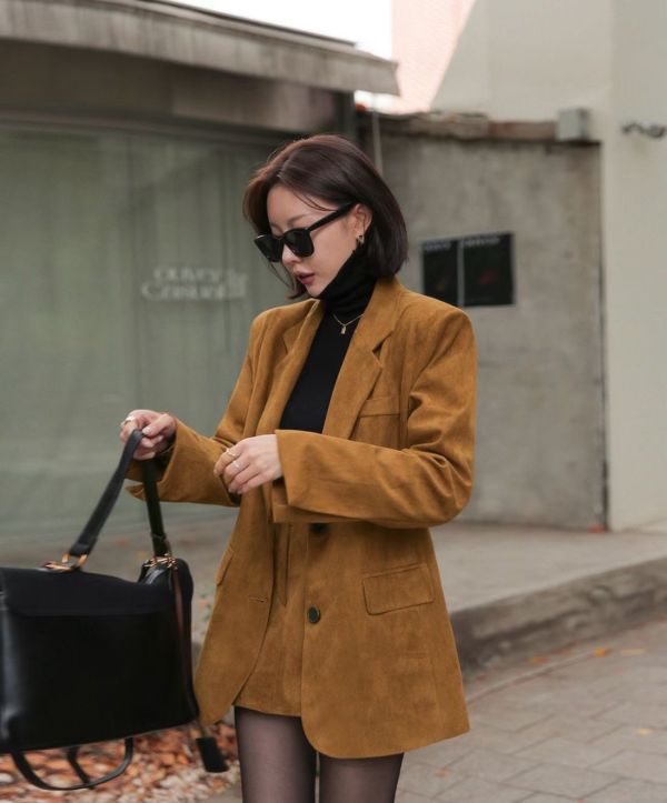 翻領墊肩寬鬆西裝外套/後鬆緊腰短裙 