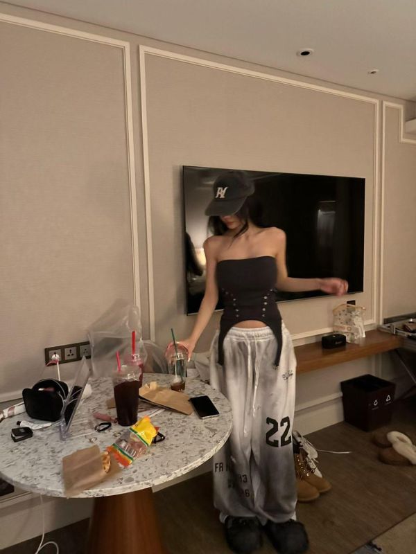 簍空鉚釘平口背心 