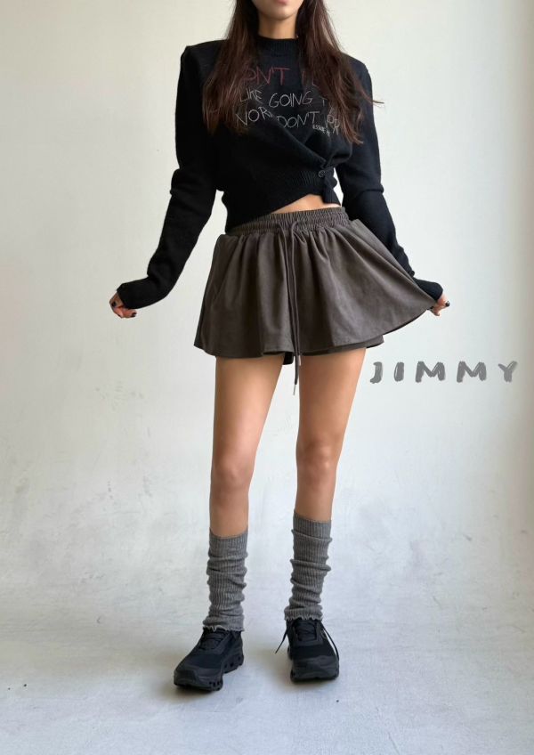 下鈕釦造型英字上衣 